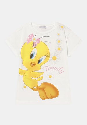 Hvid børne-T-shirt med stor gul Tweety Bird, der bærer en lyserød sløjfe, omgivet af margueritter og ordet "Tweety" i pink skrift.