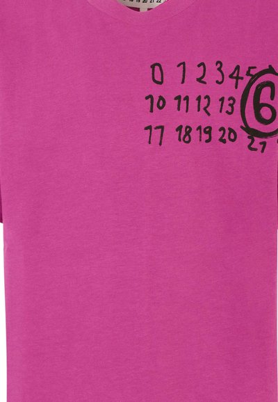 T-shirt en coton violet avec un col rond et des chiffres imprimés en noir sur un côté, avec un numéro "6" en cercle bien visible.