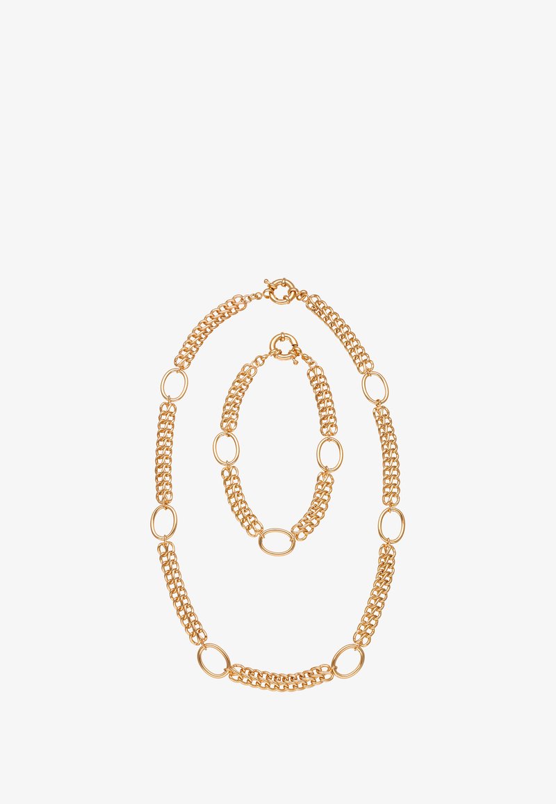 Juego de joyería en tono dorado que presenta un diseño de eslabones ovalados, compuesto por un collar y una pulsera con eslabones alternados suaves y texturizados.