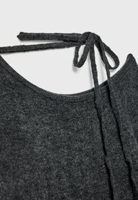 Dunkelgrauer Strickpullover mit einem runden Ausschnitt, langen Bindebändern und einer weichen Textur. Der Stoff wirkt warm und gemütlich.