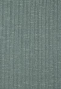 Tekstuirano platno u prigušenoj nijansi tirkizne boje, sa vertikalnim rebrastim uzorcima i suptilnim sjajem, prikladno za tapaciranje ili odjeću.