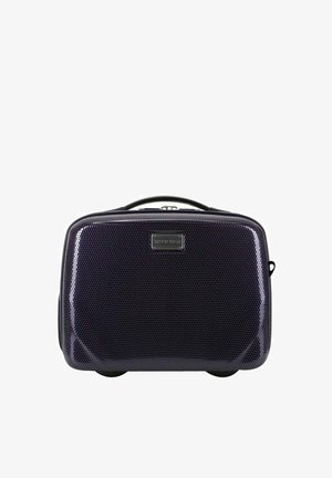 Czarny, teksturowany, twardy kosmetyczny etui z uchwytem i metalową metką marki z przodu, pokazany na białym tle.