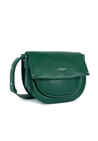 Borsa a tracolla in pelle verde scuro con tracolla regolabile e chiusura a patta, con logo Lancaster Paris sul davanti.