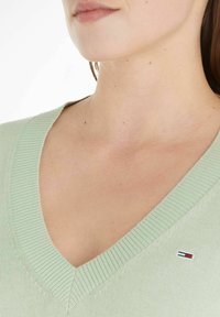 Tommy Jeans ESSENTIAL VNECK - Strickpullover - salbei