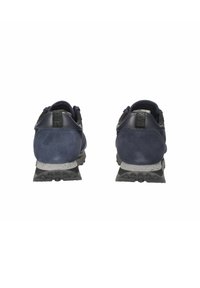 Sneaker in suede blu navy con dettagli in pelle nera, caratterizzati da pannelli testurizzati e una suola in gomma grigia e nera maculata per una maggiore aderenza.