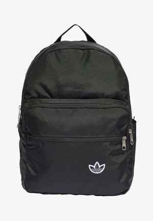 Sort Adidas-rygsæk med to lynlåslommer og hvid trefoil-logo på frontlommen, der har et bærehåndtag øverst.