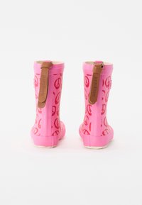 Ροζ καουτσούκ μπότες βροχής με λεία επιφάνεια, διαθέτοντας ένα ανοιχτό ροζ σχέδιο και καφέ δερμάτινες λαβές στο πίσω μέρος. Με υφή στην σόλα για καλύτερη πρόσφυση.