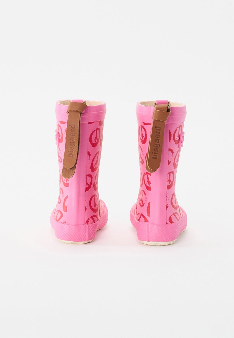 Rosa Gummistiefel mit glatter Oberfläche, die ein hellrosa Muster und braune Lederzugriemen auf der Rückseite haben. Strukturierte Sohle für besseren Halt.