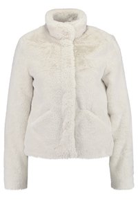 Chaqueta de pelaje sintético blanco con un cuello alto, cierre frontal de botones y bolsillos laterales. Textura suave y diseño cortado.