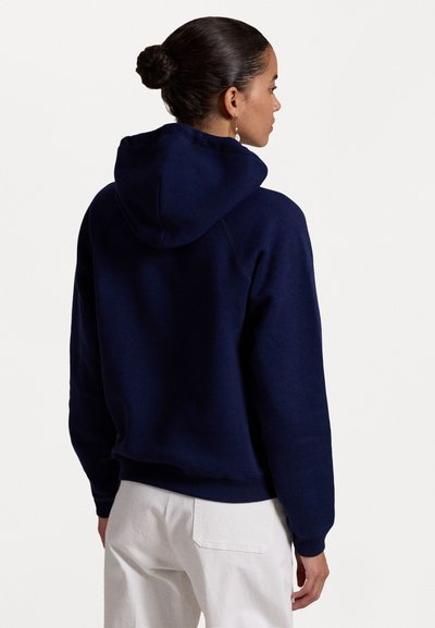 Marineblauwe hoodie met een relaxte pasvorm. Kenmerkt zich door ribgebreide manchetten en zoom, een gladde textuur en een buidelzakontwerp.