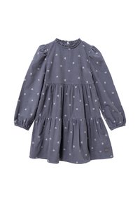 Vestido gris de manga larga con un patrón de corazones, cuello con volantes, falda de niveles y mangas elásticas. Textura de tela suave con un brillo sutil.