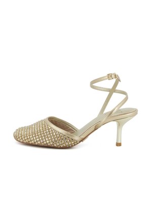 Sandalo dorato con tacco alto, punta appuntita ricoperta di strass e sottile cinturino alla caviglia con fibbia.