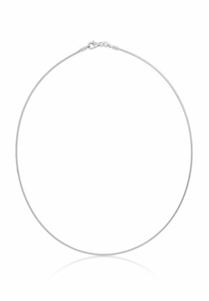 Dünne silberne Schlangenkette mit Karabinerverschluss auf weißem Hintergrund.