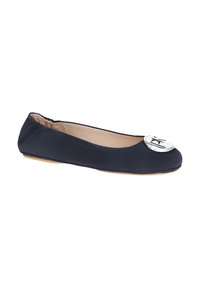 Ballettina in tessuto blu navy con punta arrotondata, caratterizzata da un grande logo circolare argentato sulla parte anteriore e una suola in contrasto color sabbia.