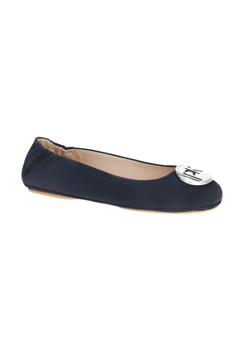 Ballettina in tessuto blu navy con punta arrotondata, caratterizzata da un grande logo circolare argentato sulla parte anteriore e una suola in contrasto color sabbia.