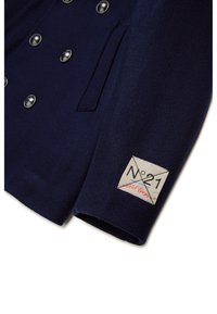 Námorně modrý vlněný dvouřadý kabát s kovovými knoflíky, bočními kapsami a štítkem s nápisy "N°21" a "Cool Guys" vyšitými na rukávu.