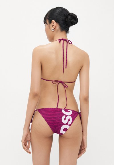 Bikini en magenta profond avec un imprimé logo blanc contrastant. Comprend des liens autour du cou et des liens latéraux pour un ajustement. Design à couverture minimale.