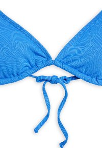 Sininen bikinitoppi, jossa on aaltoileva tekstuuri, kolmionmuotoiset kupit ja sidottava kiinnitys keskellä. Silkkinen kangas, jossa on kirkas väri.