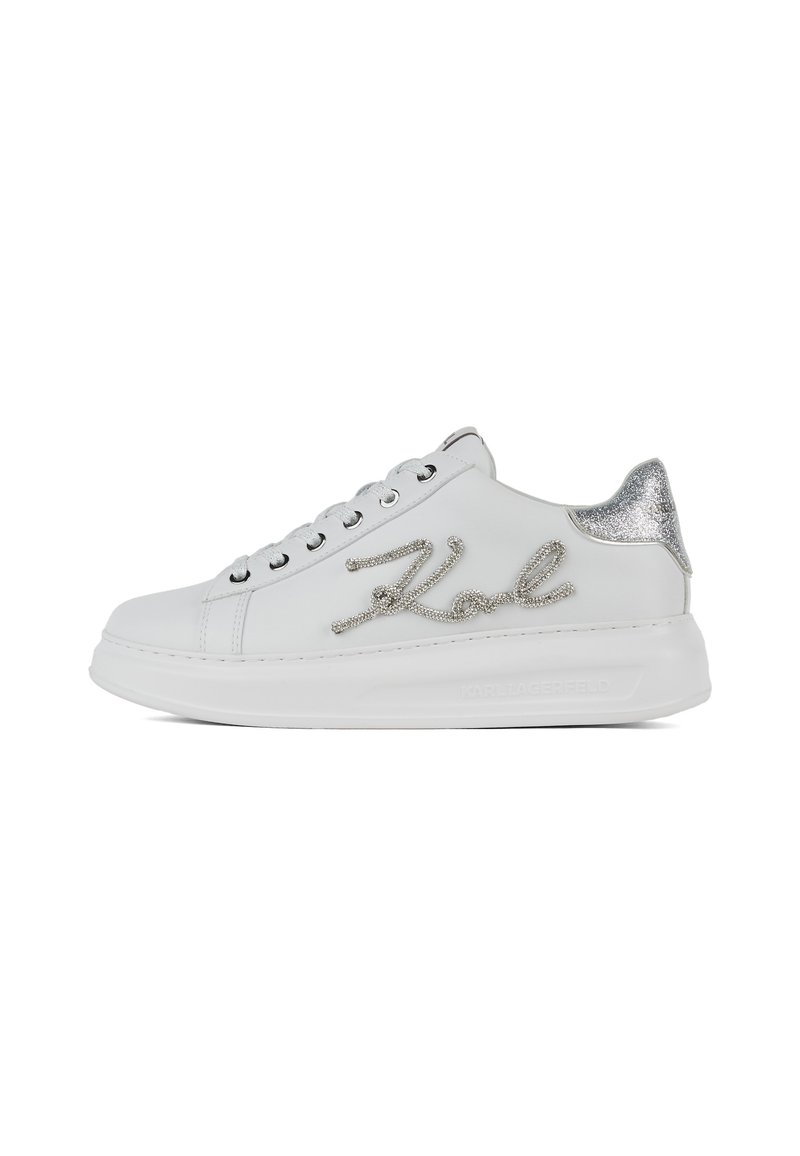 Baskets en cuir blanc avec un talon pailleté argenté et une signature métallique décorative "Karl". Bout rond, semelle plate et conception à lacets.