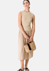 zero MIT RUNDHALSAUSSCHNITT - Felső - irish cream