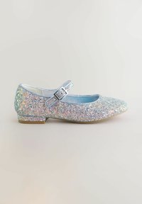 Glitzernder blauer Ballerina mit runder Spitze, Knöchelriemen und kleinem Absatz. Funkelnde Oberfläche reflektiert Licht in verschiedenen Farben.