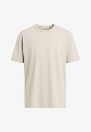 Läbipaistev heledat beeži lühivarrukatega ümar kaelusega T-särk, millel on lõdvestunud lõige, esitatud valgel taustal.