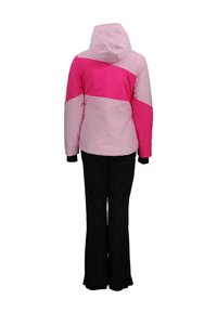 Veste matelassée à bloque de couleurs rose et rose clair avec capuche, associée à un pantalon noir. Dispose de manches longues et d'une coupe décontractée.