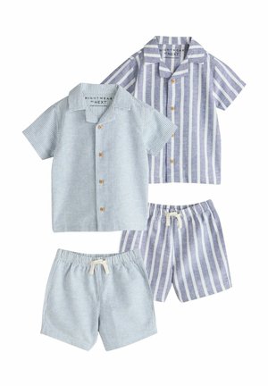 Zwei Sets gestreifte Kinder-Pyjamas mit kurzen Ärmeln und Knopfleiste, jeweils mit passenden Shorts mit elastischem Bund in Hellblau und Blau-Grau.