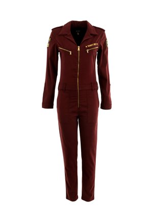 Bordeauxroter Jumpsuit mit Kragen, goldener Reißverschluss und zwei Fronttaschen. Textpatch "Schnitt NYC" und Schulterabzeichendetails. Maßgeschneiderte Passform.