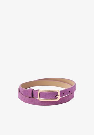 Roze suède riem met een smal ontwerp, voorzien van een gouden rechthoekige gesp en meerdere verstelgaten voor maatvariëteit.