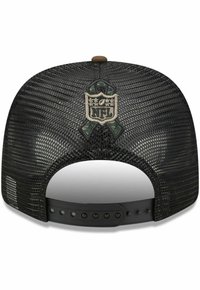 Schwarze Mesh-Baseballmütze mit einem gebogenen Schirm. Auf der Rückseite befindet sich ein gesticktes NFL-Logo in Grau und Grün, mit verstellbarem Riemenverschluss.