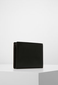 Portafoglio in pelle nera di forma rettangolare, con una superficie liscia e cuciture minime. Mostra bordi con una leggera lucentezza.