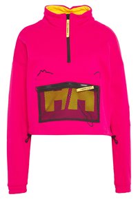 Sudadera corta de color rosa brillante con cuello alto, interior amarillo y gran bolsillo de malla frontal con cremallera negra y diseño gráfico.