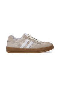 Beige Wildleder- und Leder-Sneaker mit weißen Streifen, perforierten Details, Schnürverschluss und einer braunen Gummisohle. Abgerundete Zehenform.