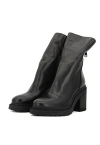 Stivaletti neri in pelle con design arricciato, tacco a blocco e zip laterale. Le suole testurizzate e le cuciture mettono in risalto la struttura complessiva.