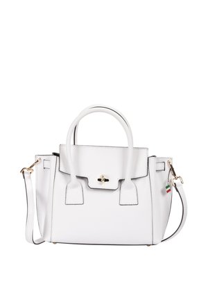 Sac à main en cuir blanc avec double poignée, fermeture à rabat avec fermoir doré, bandoulière ajustable et petit porte-clés drapeau italien attaché.
