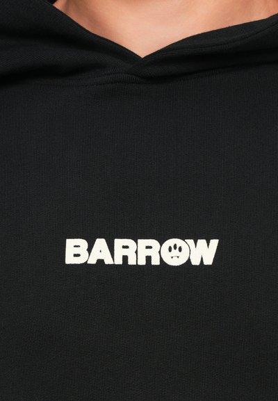 Sudadera negra con capucha que presenta un logotipo bordado en blanco de "BARROW" con una carita sonriente. Fabricada con un tejido suave y con textura de canalé. Diseño tipo pullover.