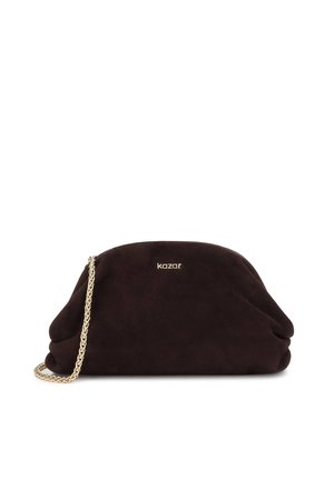 Μαλακή μαύρη τσάντα clutch με χρυσό αλυσίδα λουράκι και μικρό χρυσό λογότυπο "kazar" στο μπροστινό μέρος, εμφανίζεται σε λευκό φόντο.