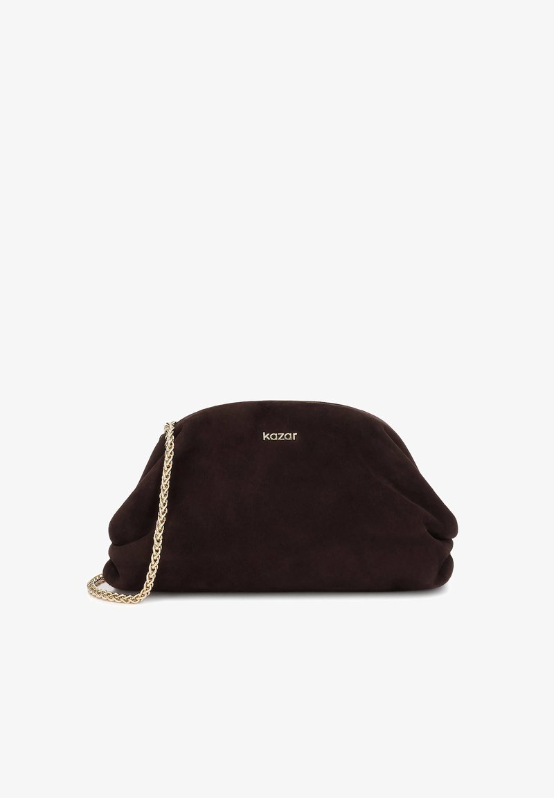 Μαλακή μαύρη τσάντα clutch με χρυσό αλυσίδα λουράκι και μικρό χρυσό λογότυπο "kazar" στο μπροστινό μέρος, εμφανίζεται σε λευκό φόντο.