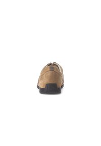 Scarpa in suede marrone con una texture morbida, caratterizzata da una suola in gomma nera, tacco arrotondato e dettagli di cucitura discreti sui lati.