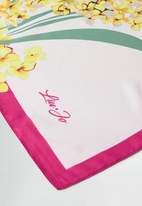 Silketørkl�æde med gult blomstermotiv på hvid baggrund, kantet med pink kant; har "Liu Jo" logo i pink skrift.