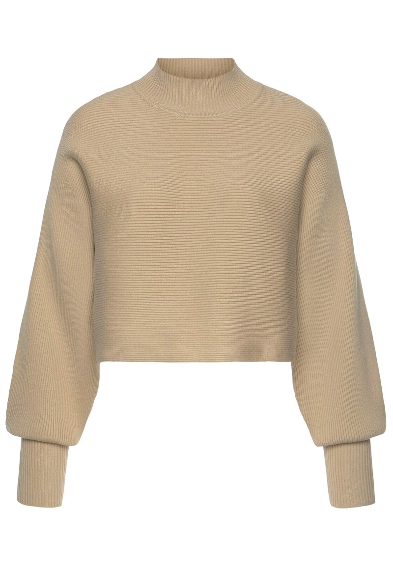 Pull en maille côtelée beige avec un col montant, un design court et des manches larges, offrant une finition texturée et des lignes épurées.