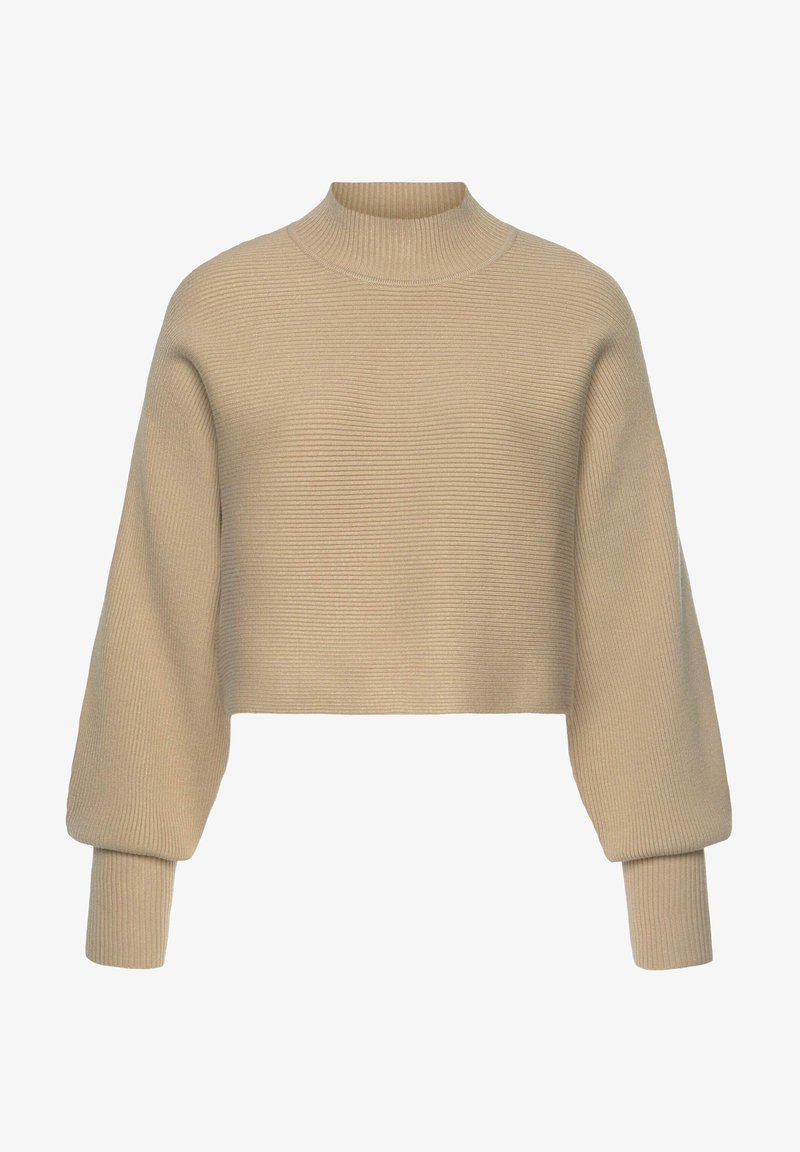 Pull en maille côtelée beige avec un col montant, un design court et des manches larges, offrant une finition texturée et des lignes épurées.