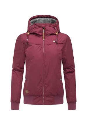 Giacca bordeaux con zip e cappuccio. Presenta polsini elastici, una fodera interna texturizzata e toggles in legno. Include dettagli con tasche frontali.