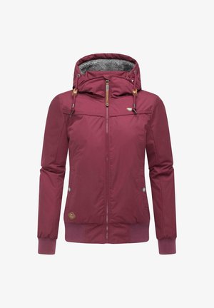 Burgundy zip-up jacka med huva. Har elastiska manschetter, en strukturerad innerfoder och träknappar. Inkluderar detaljer med fickor fram.