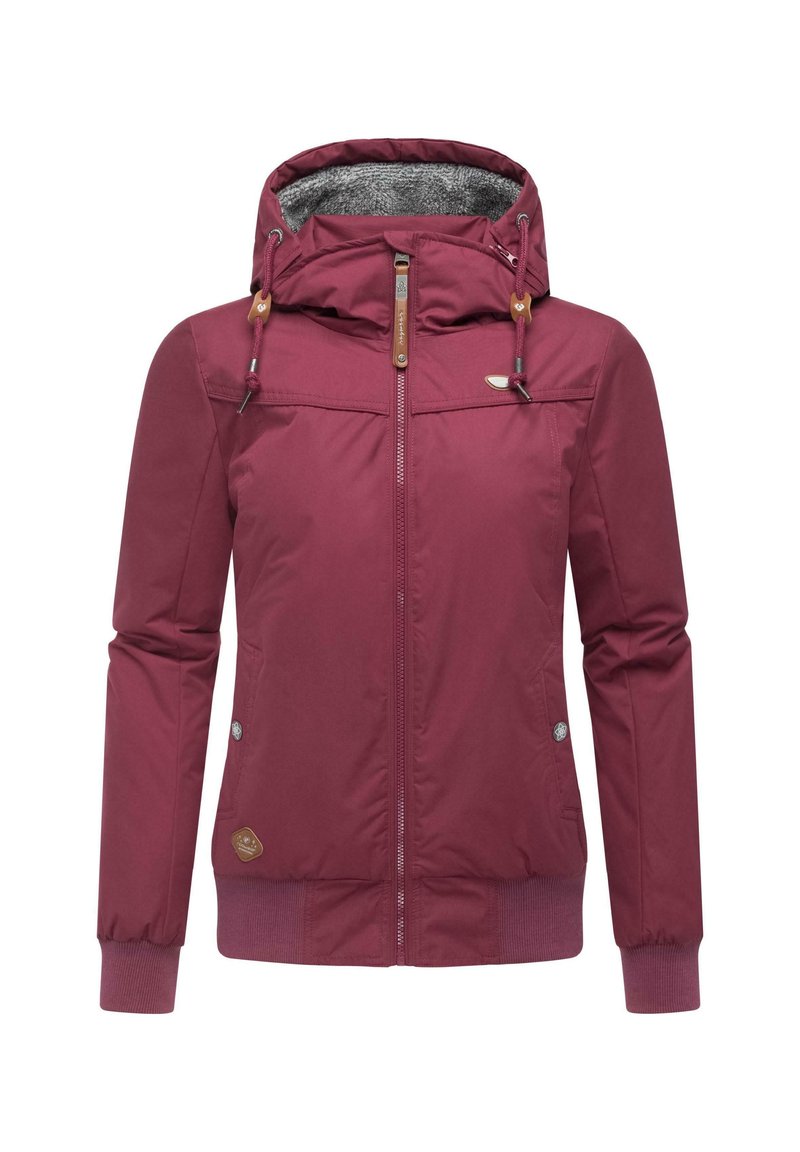 Veste zippée bordeaux avec capuche. Elle présente des poignets élastiques, une doublure intérieure texturée et des fermetures en bois. Comprend des poches avant.