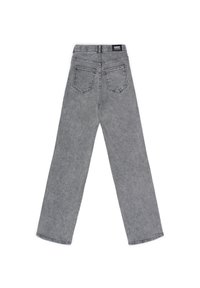 Jeans de denim gris con un diseño de pierna recta, que presentan dos bolsillos traseros y una etiqueta en la cinturilla. La tela tiene un acabado texturizado sutil.