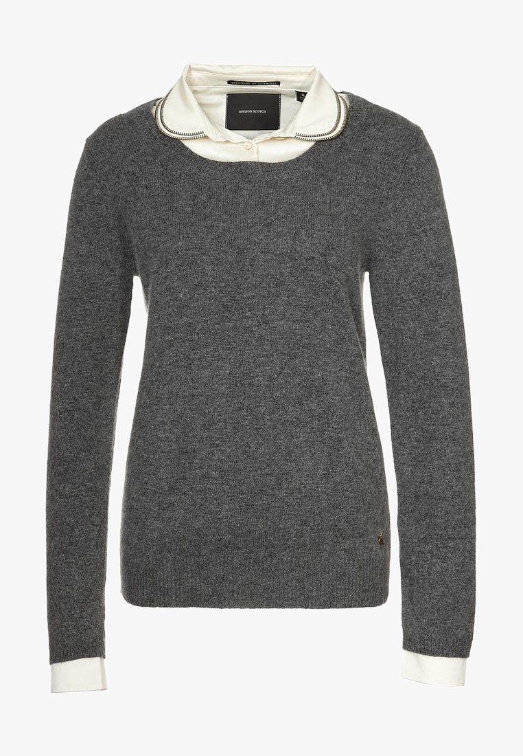 Šedý pletený svetr s dlouhými rukávy, kulatým výstřihem a kontrastním bílým límcem s zipem a knoflíkovým zapínáním.