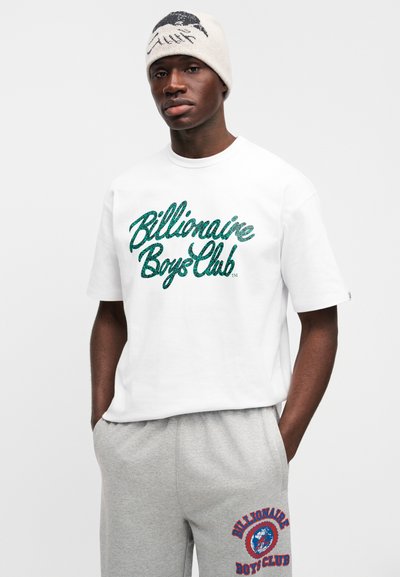 Λευκό βαμβακερό μπλουζάκι με πράσινο γκλίτερ λογότυπο "Billionaire Boys Club", συνδυασμένο με γκρι φόρμα με μπλε και κόκκινο γραφικό.