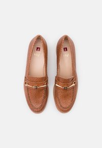 Bruine loafers met een gestructureerd slangenprintdesign, gouden hardwareaccenten en een instapstijl, met een gladde binnenvoering.